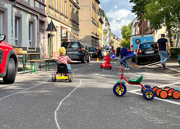 Kinder zu beteiligen, ist der Stadt Karlsruhe ein wichtiges Anliegen – unter anderem bei der Aktion „Karlsruhe spielt!“, die für junge Karlsruherinnen und Karlsruher eigene Flächen schafft.