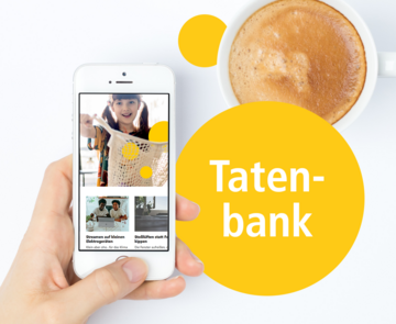 Hand, die ein Smartphone hält. Auf dem Bildschirm ist die Tatenbank geöffnet. Neben der Hand mit Smartphone ist eine große gelbe Sphäre, in der 'Tatenbank' steht. Daneben steht ein Cappuccino.