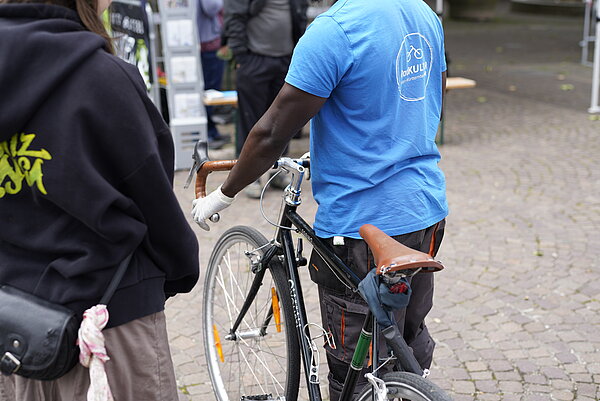 Ein RadCHECKER der Landesinitiative RadKULTUR prüft kostenlos ein Fahrrad.