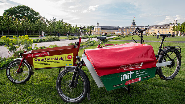 Zwei Lastenräder auf dem Schlossvorplatz