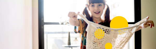 Tatenbank Keyvisual - Kind, das lächelnd einen Beutel mit Sphären darin nach vorne streckt
