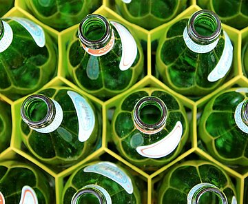 Wasserkasten mit grünen Flaschen