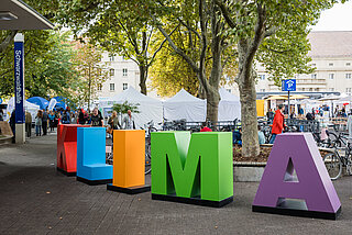Große, bunte Buchstaben auf dem Energie- und Klimafestival 2022: KLIMA