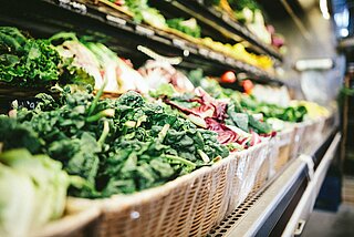 Gemüseauslage in einem Supermarkt, loser Mangold zu sehen
