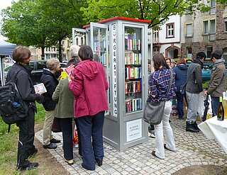 Bücherschrank in der Karlsruher Oststadt