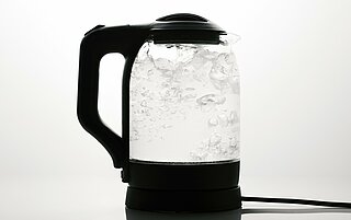 Wasserkocher (aus Kunststoff und Glas) kocht Wasser