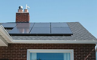 Bungalow/Haus mit Solarpaneelen auf dem Dach