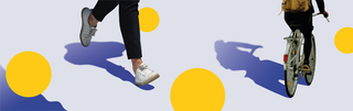 Key Visual von Klima: läuft! - Füße einer Person und Fahrrad und Beine einer Fahrradfahrerin, die sich neben gelben Sphären und mit blauem Schatten über das Bild bewegen