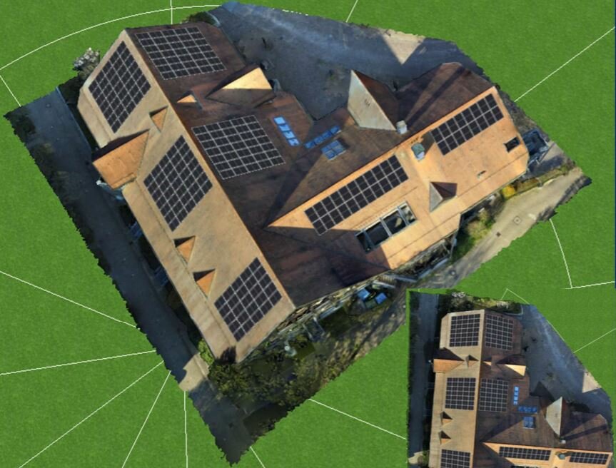 Modell eines Hauses mit Solaranlagen