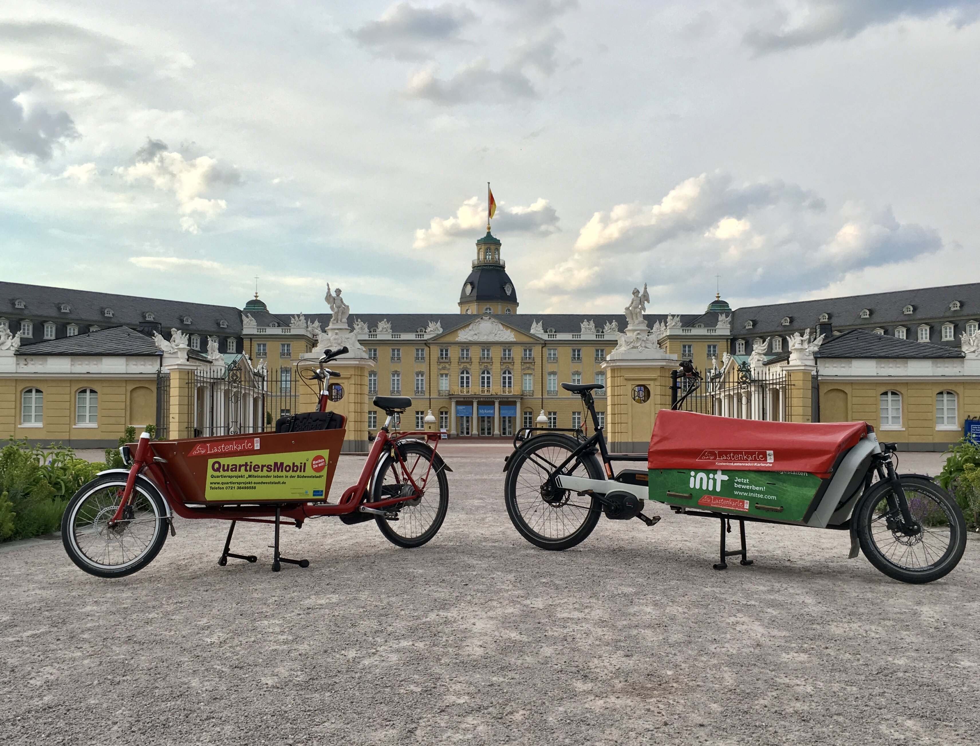 Zwei Lastenräder vor dem Schloss in Karlsruhe