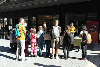 MICHA Lokalgruppe Karlsruhe Workshop draußen in der Stadt - eine Gruppe Menschen steht zusammen und unterhält sich