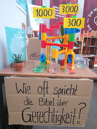 MICHA Lokalgruppe Karlsruhe Stand mit einer Umfrage per Murmeln: Wie oft spricht die Bibel über Gerechtigkeit?