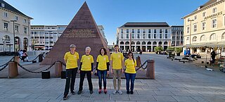 Gruppenfoto der German Zero Lokalgruppe Karlsruhe vor der Karlsruher Pyramide
