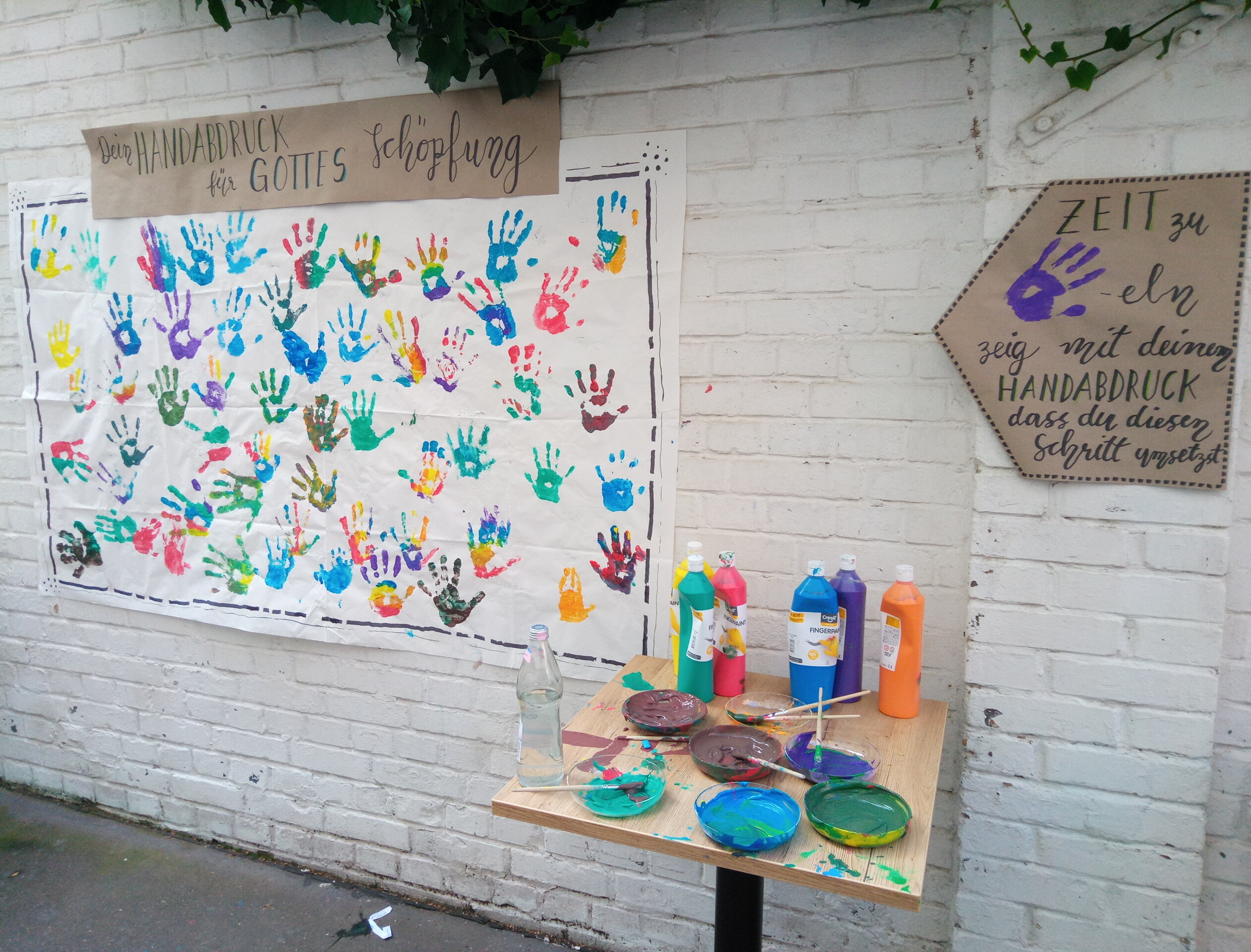 Wand zur Gestaltung durch Handabdrücke zum Ausdruck des eigenen Engagements für die Schöpfung auf einer MICHA Lokalgruppe Karlsruhe-Veranstaltung