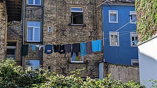 Wäscheleine in einem Hinterhof der Kalrsruher Südstadt