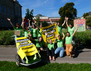 Greenpeace Karlsruhe-Gruppe mit Bannern und Plakaten