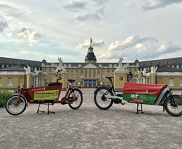 Zwei Lastenräder vor dem Schloss in Karlsruhe