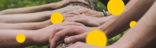 Hände, die einen Baumstamm halten - mit gelben KA°-Sphären drumherum