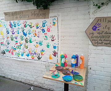 Wand zur Gestaltung durch Handabdrücke zum Ausdruck des eigenen Engagements für die Schöpfung auf einer MICHA Lokalgruppe Karlsruhe-Veranstaltung