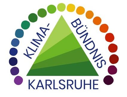 Klimabündnis Karlsruhe Logo: eine grüne Pyramide mit einem halbkreis aus bunten Punkten darum, an den Schenkeln des Dreiecks/der Pyramide stehen die Worte KLIMA- BÜNDNIS KARLSRUHE