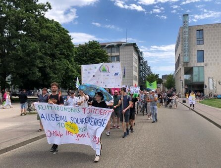 Straßenszene einer Demonstration für Klimaschutz